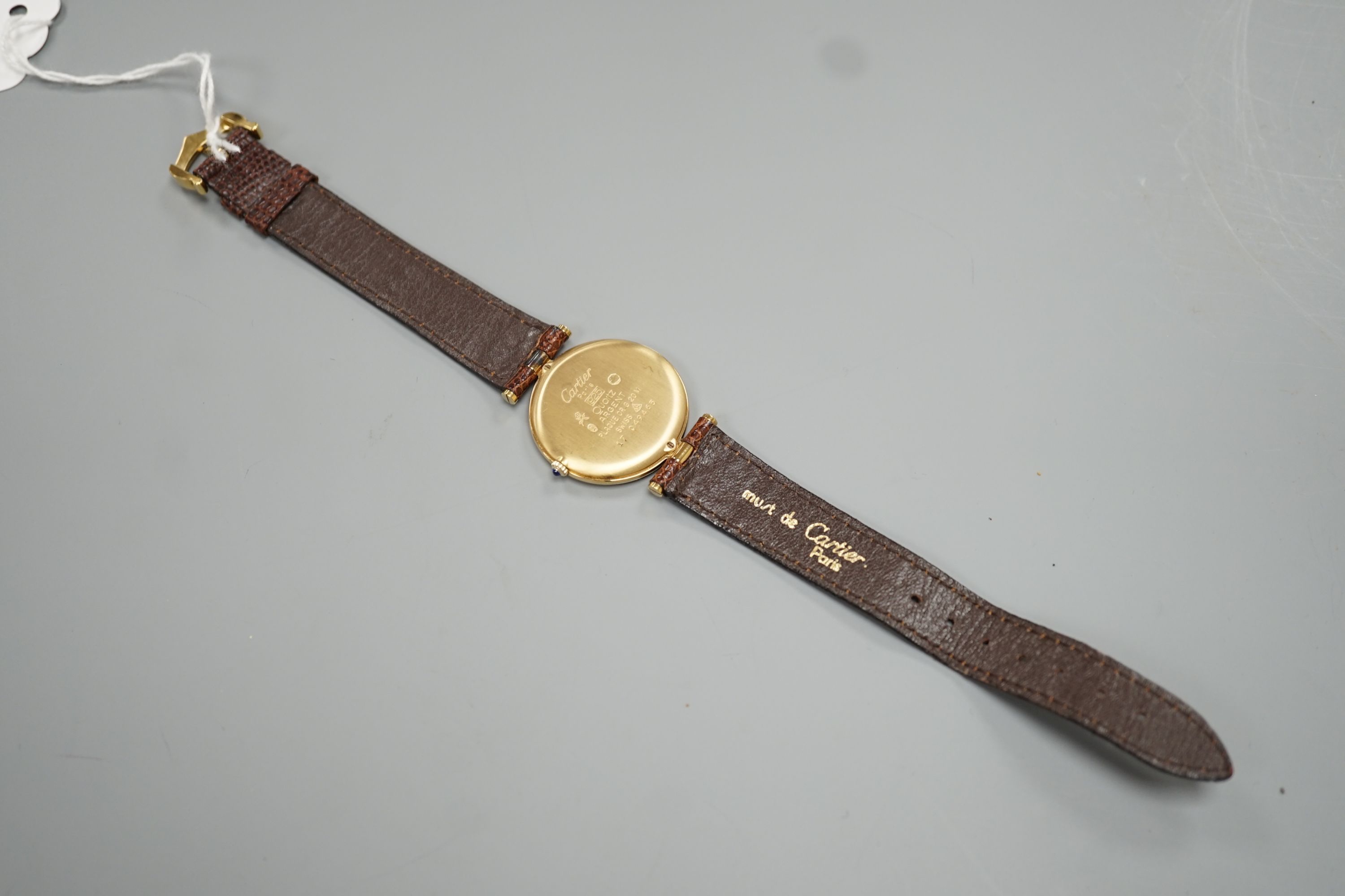 A gentleman's gilt 925 Must de Cartier quartz dress wrist watch, on Must de Cartier leather strap.